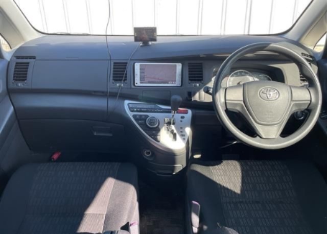 TOYOTA ISIS PLATANA (2013) – 7 SEATER FAMILY VAN